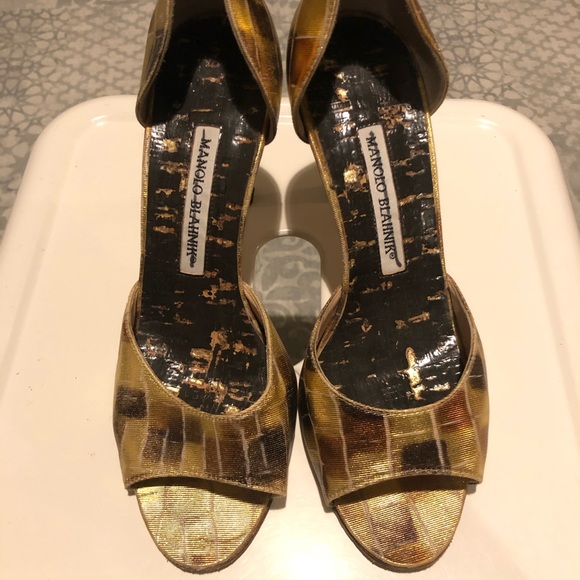 [Manolo Blahnik] Gold Heels - Picture 2 of 8